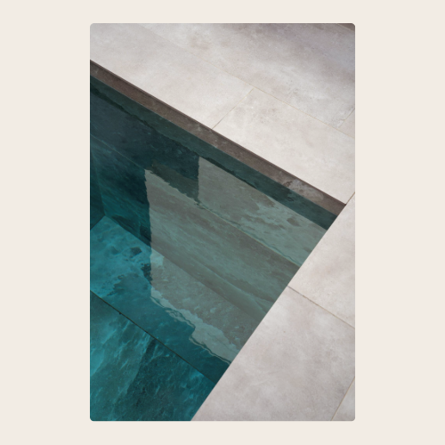 Carrelage piscine – continuité intérieur/extérieur