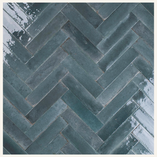Carrelage vert en chevrons