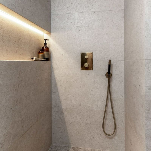 Salle de bain carrelée en XXL