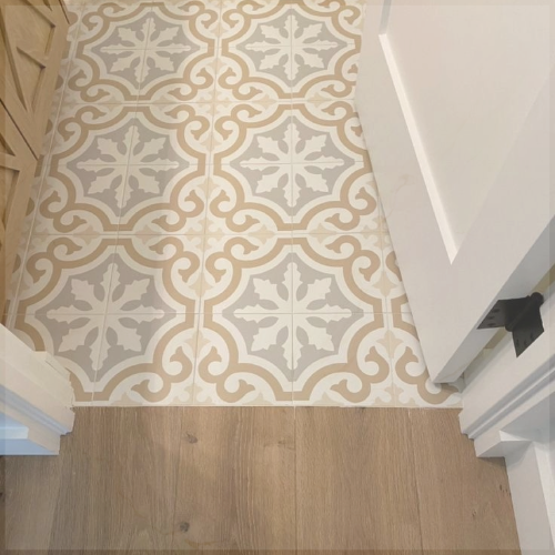 Carreaux de ciment beige et blanc à motifs géométriques