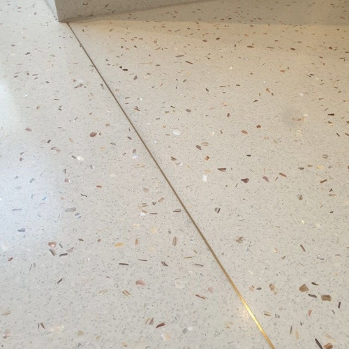 Carrelage grand format granito dans un salon design