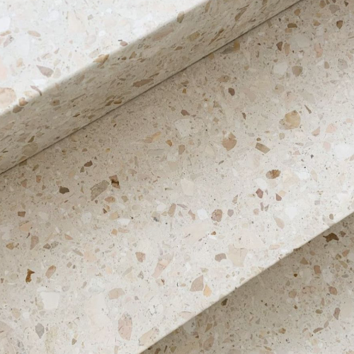 Escalier en terrazzo clair