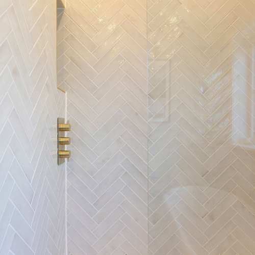 Douche carrelage blanc chevron
