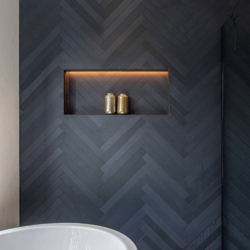 Salle de bain carrelage noir chevron