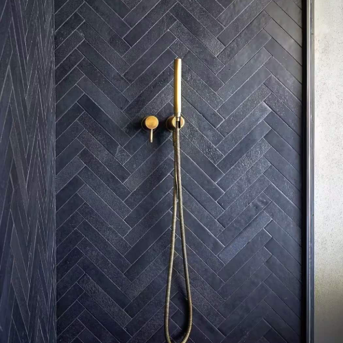 Douche carrelage chevron bleu foncé