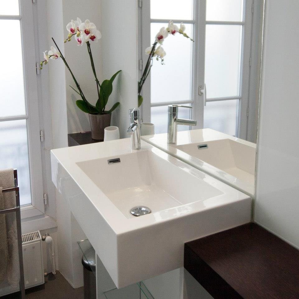 Vasque minimaliste et lumière naturelle – Salle de bain épurée à Ajaccio