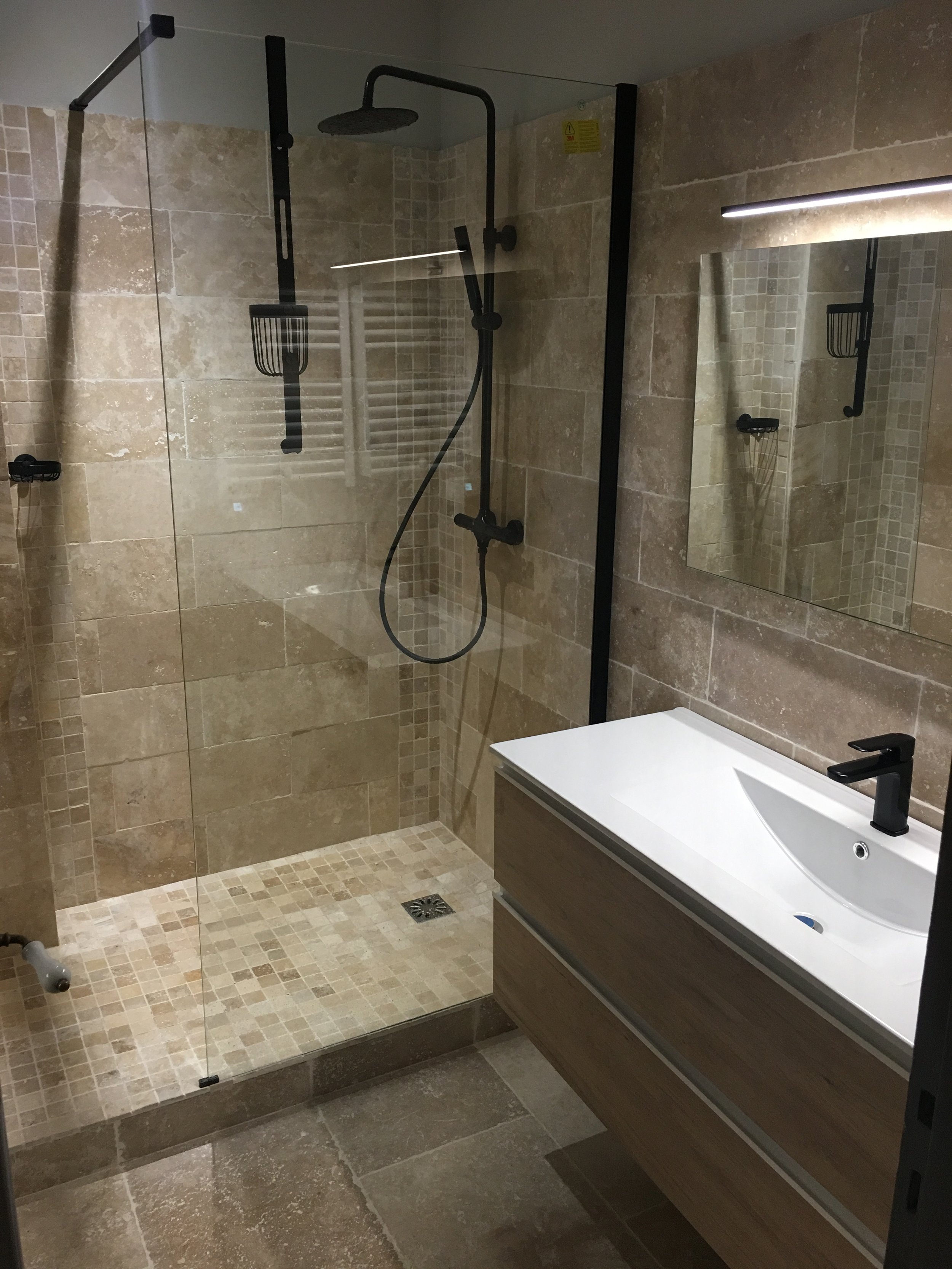 Douche beige avec niche intégrée – Praticité et sobriété méditerranéenne