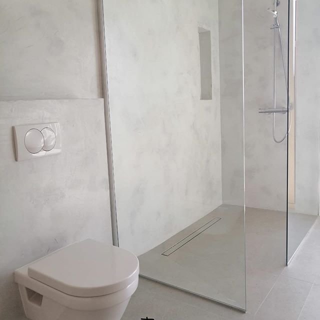 WC suspendu et douche minimaliste – Optimisation maximale en surface réduite