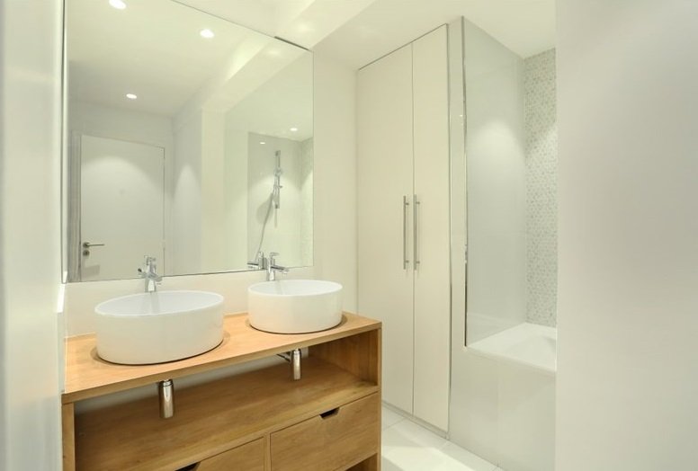 Salle de bain bois clair et vasque ronde – Chaleur naturelle et clarté