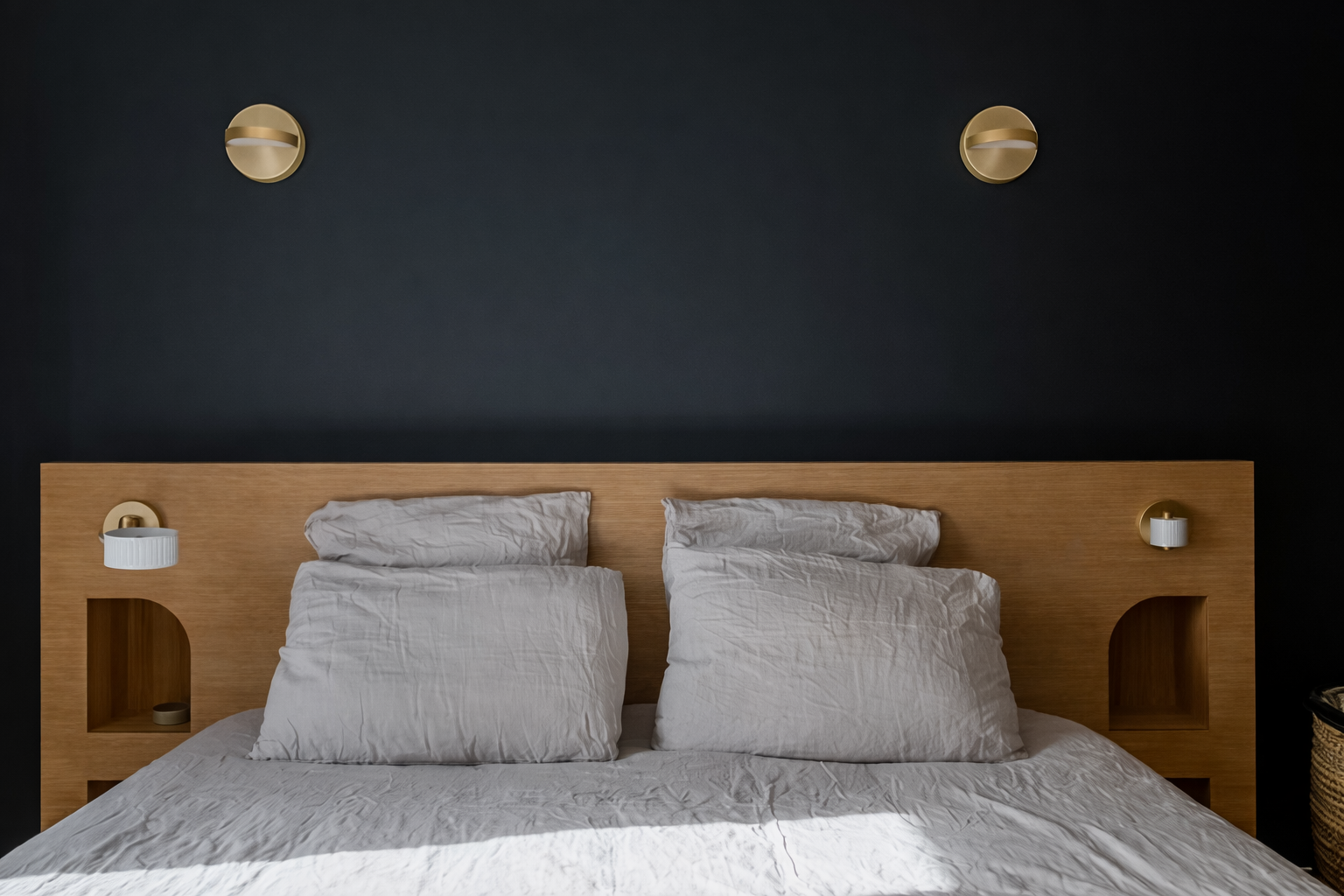 Tête de lit architecturale en bois – chambre contemporaine