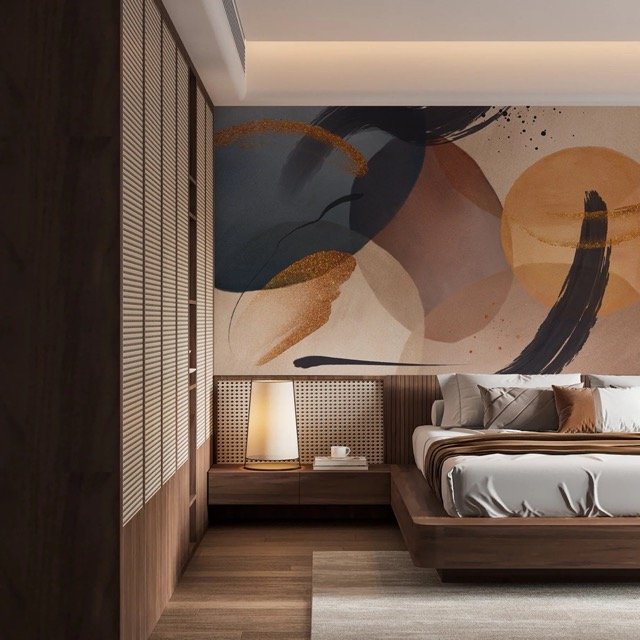 Chambre moderne avec tête de lit intégrée en papier peint abstrait, tons chauds et bois foncé.
